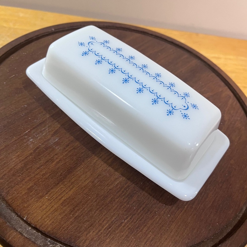 Pyrex Butter Dish Snowflake Garland Blue White Excellent MCM Milk Glass